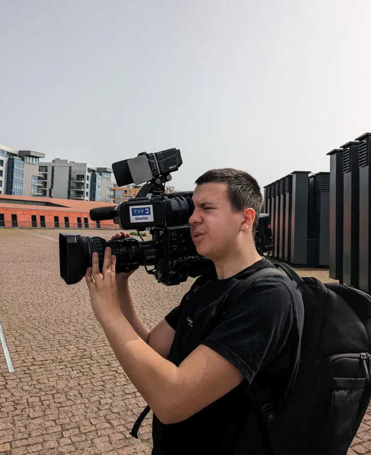 Uczeń nagrywa kamerą przebieg projektu