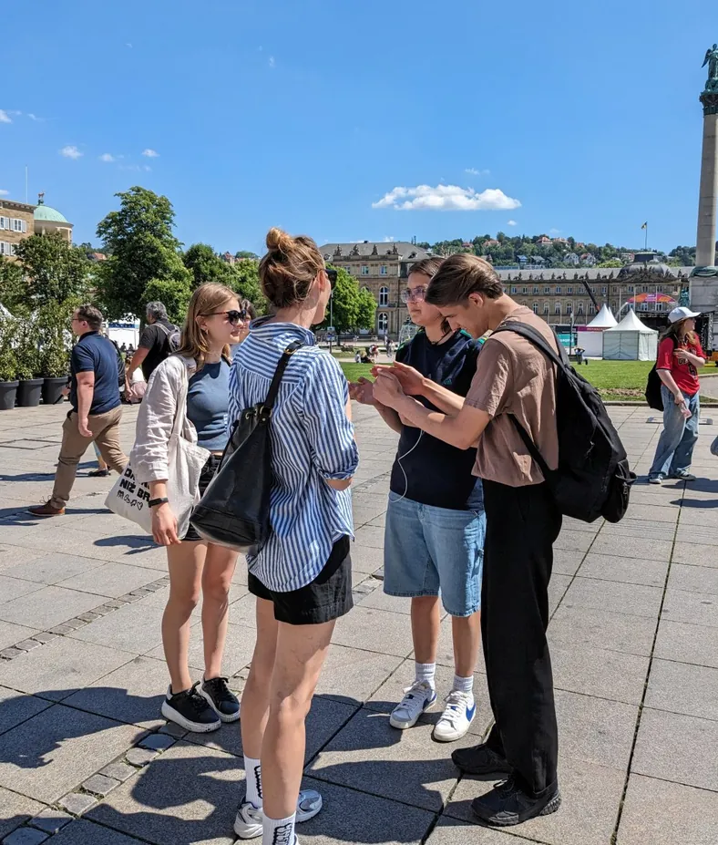 Grupa ankietowa podczas pracy na placu w mieście